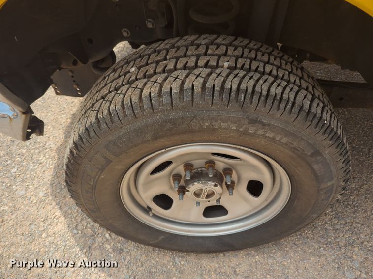 image for item NW9690 2015 Ford  F350 Super Duty utility bed pickup truck