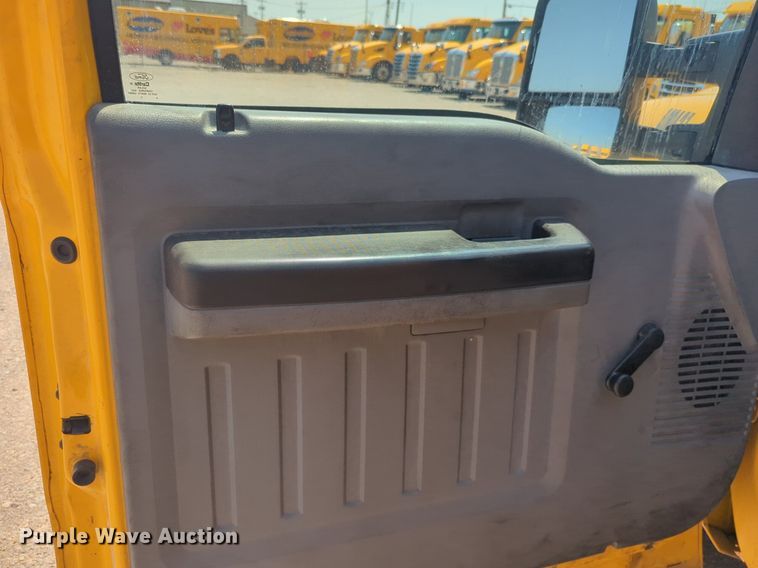 image for item NW9691 2015 Ford  F350 Super Duty utility bed pickup truck