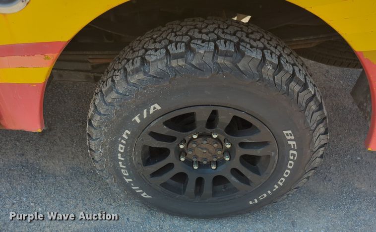 image for item NW9691 2015 Ford  F350 Super Duty utility bed pickup truck