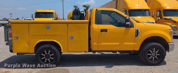 image for item NW9692 2017 Ford F350 Super Duty utility bed pickup truck