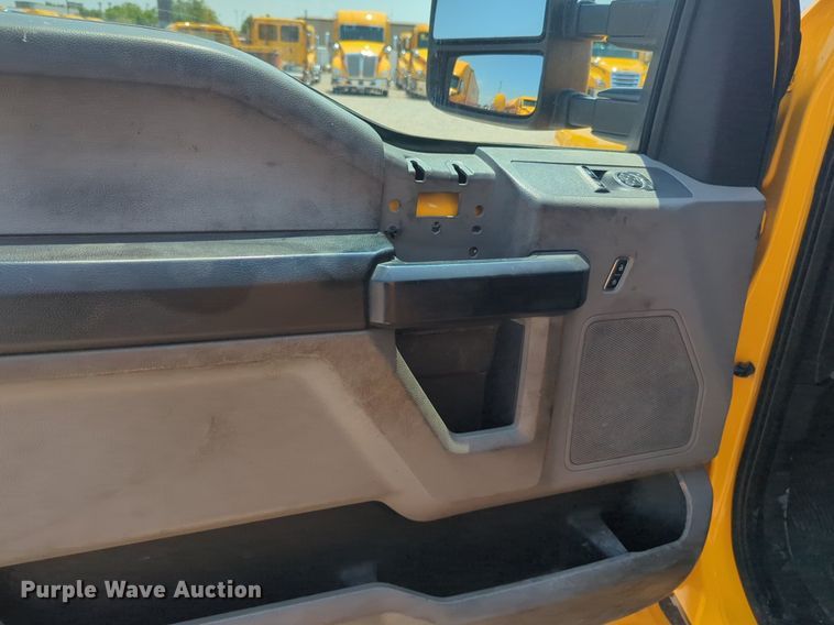 image for item NW9692 2017 Ford F350 Super Duty utility bed pickup truck