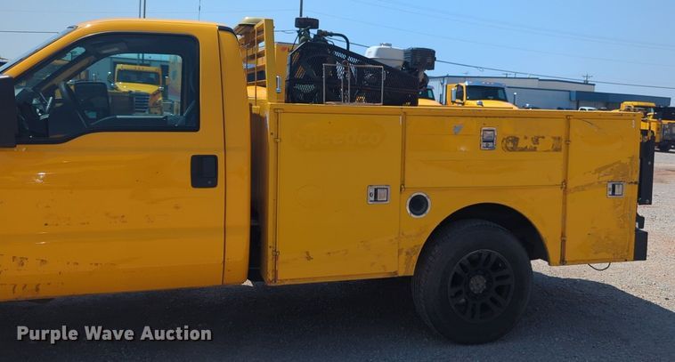 image for item NW9695 2015 Ford  F350 Super Duty utility bed pickup truck