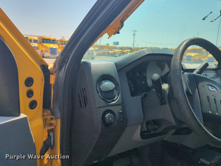 image for item NW9695 2015 Ford  F350 Super Duty utility bed pickup truck