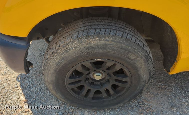 image for item NW9695 2015 Ford  F350 Super Duty utility bed pickup truck