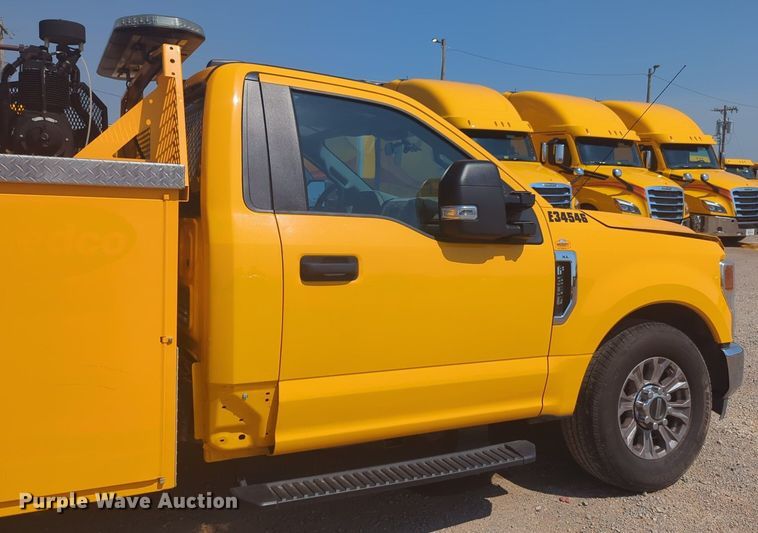 image for item NW9697 2020 Ford F350 Super Duty utility bed pickup truck