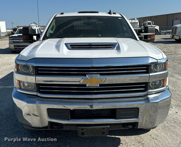 image for item OG9617 2018 Chevrolet  3500HD Crew Cab flatbed pickup truck