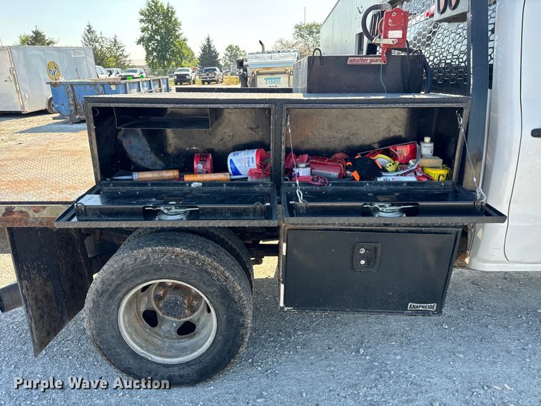 image for item OG9617 2018 Chevrolet  3500HD Crew Cab flatbed pickup truck