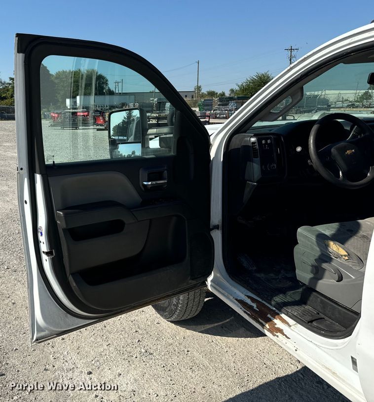 image for item OG9617 2018 Chevrolet  3500HD Crew Cab flatbed pickup truck