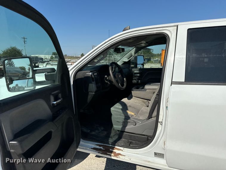 image for item OG9617 2018 Chevrolet  3500HD Crew Cab flatbed pickup truck