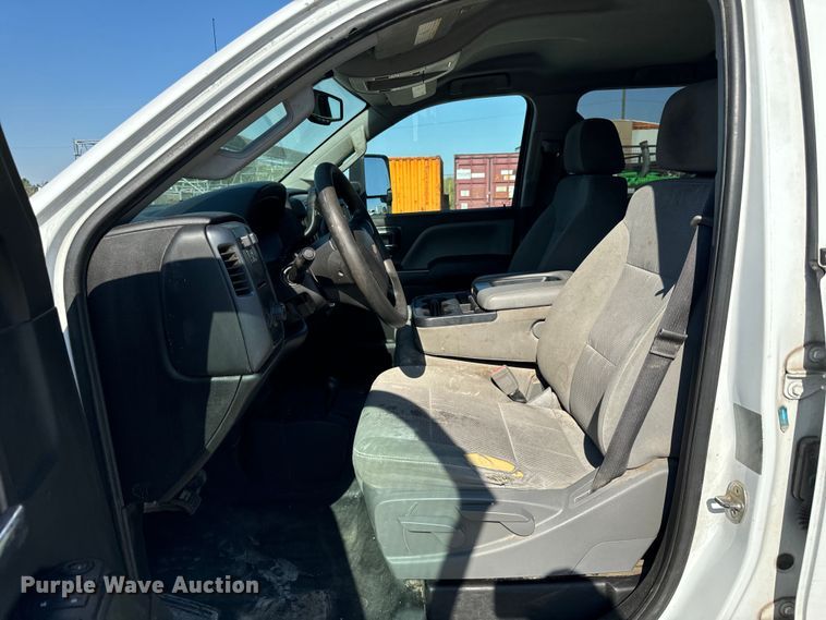 image for item OG9617 2018 Chevrolet  3500HD Crew Cab flatbed pickup truck