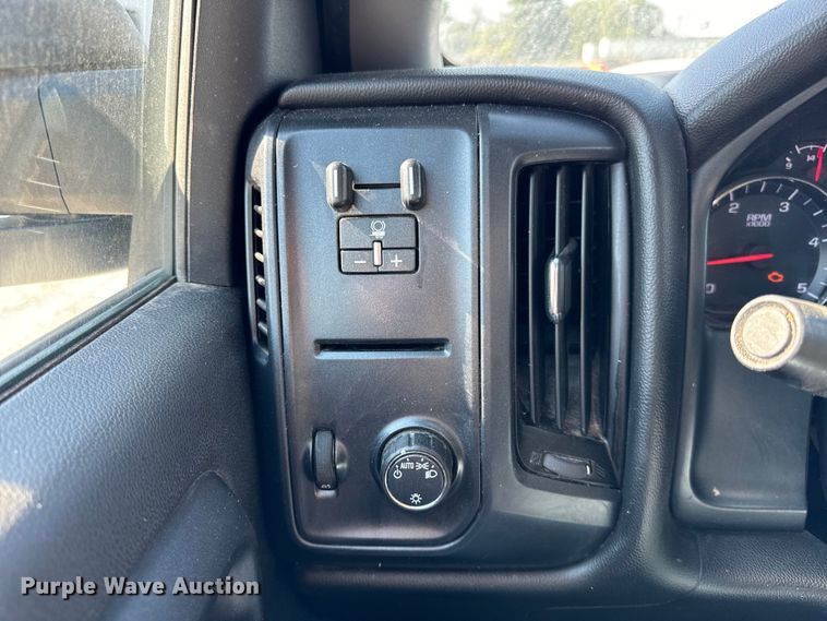 image for item OG9617 2018 Chevrolet  3500HD Crew Cab flatbed pickup truck