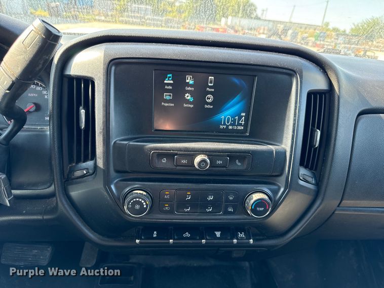 image for item OG9617 2018 Chevrolet  3500HD Crew Cab flatbed pickup truck