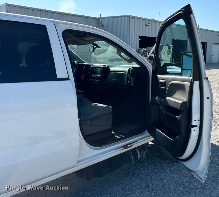 image for item OG9617 2018 Chevrolet  3500HD Crew Cab flatbed pickup truck