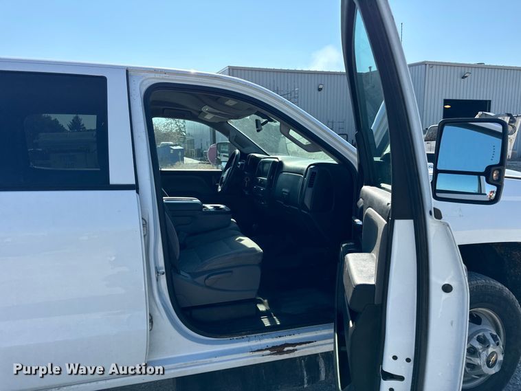 image for item OG9617 2018 Chevrolet  3500HD Crew Cab flatbed pickup truck