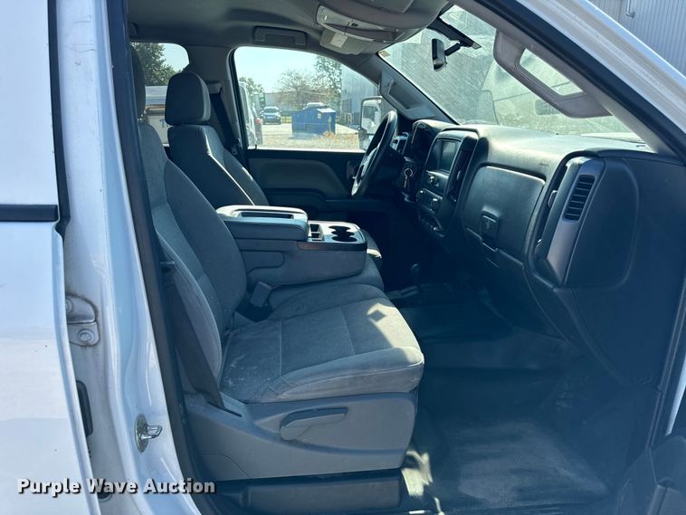 image for item OG9617 2018 Chevrolet  3500HD Crew Cab flatbed pickup truck