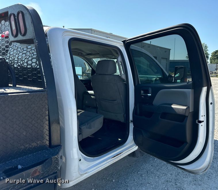 image for item OG9617 2018 Chevrolet  3500HD Crew Cab flatbed pickup truck