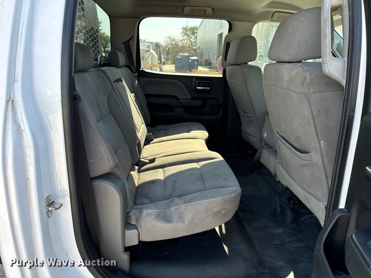 image for item OG9617 2018 Chevrolet  3500HD Crew Cab flatbed pickup truck