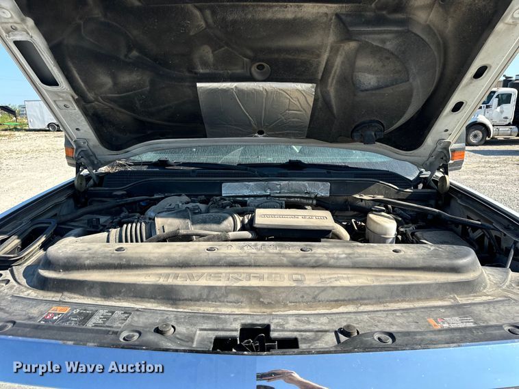 image for item OG9617 2018 Chevrolet  3500HD Crew Cab flatbed pickup truck