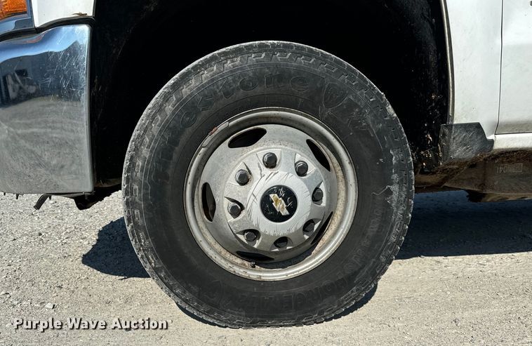 image for item OG9617 2018 Chevrolet  3500HD Crew Cab flatbed pickup truck