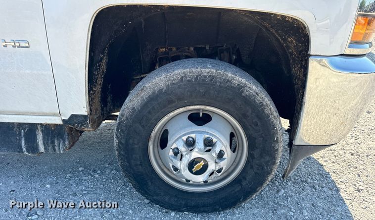 image for item OG9617 2018 Chevrolet  3500HD Crew Cab flatbed pickup truck