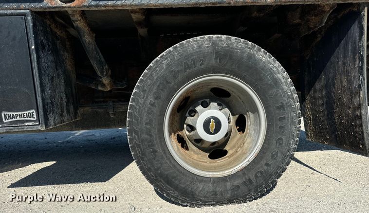 image for item OG9617 2018 Chevrolet  3500HD Crew Cab flatbed pickup truck