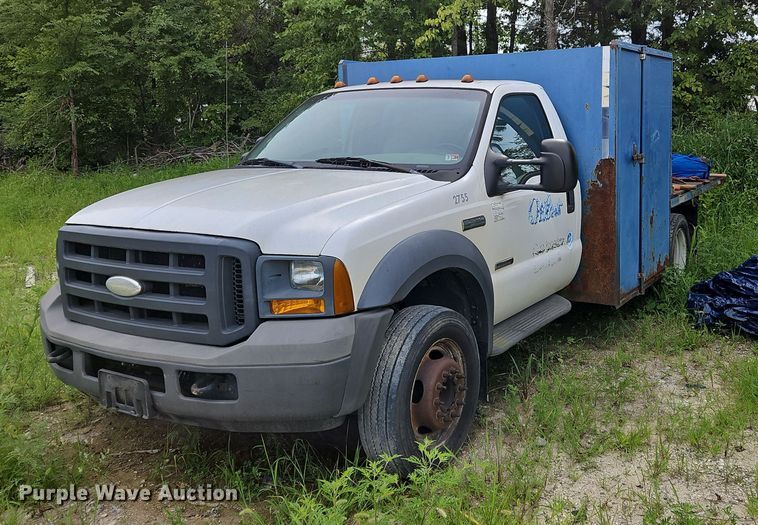 image for item OJ9795 2005 Ford F550 XL flatbed truck