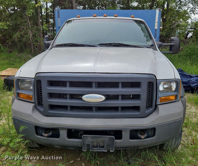 image for item OJ9795 2005 Ford F550 XL flatbed truck