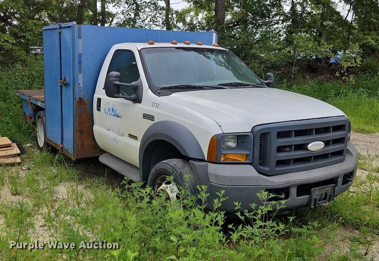 image for item OJ9795 2005 Ford F550 XL flatbed truck