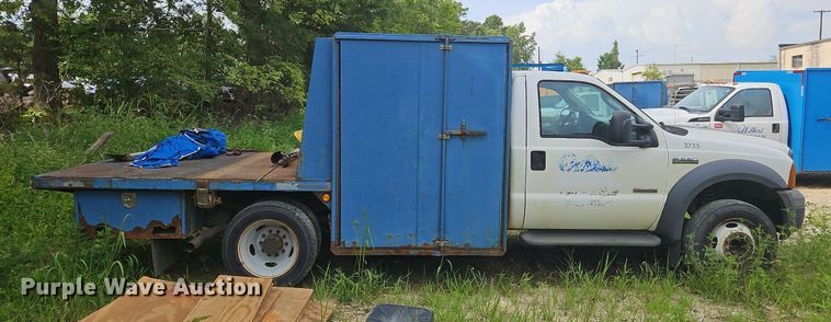 image for item OJ9795 2005 Ford F550 XL flatbed truck