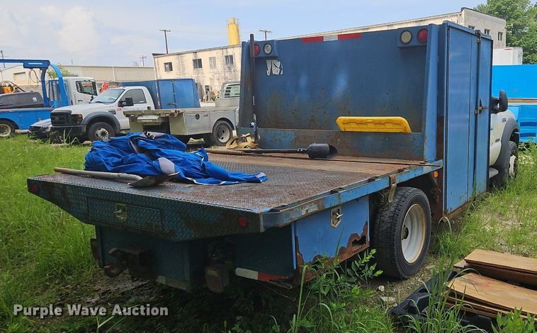 image for item OJ9795 2005 Ford F550 XL flatbed truck