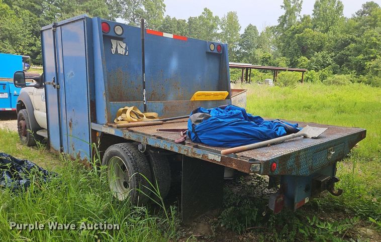 image for item OJ9795 2005 Ford F550 XL flatbed truck