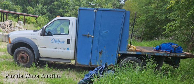 image for item OJ9795 2005 Ford F550 XL flatbed truck