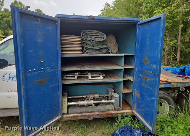 image for item OJ9795 2005 Ford F550 XL flatbed truck