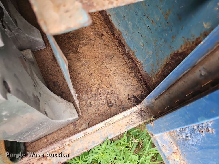 image for item OJ9795 2005 Ford F550 XL flatbed truck