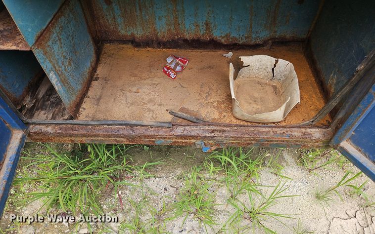 image for item OJ9795 2005 Ford F550 XL flatbed truck