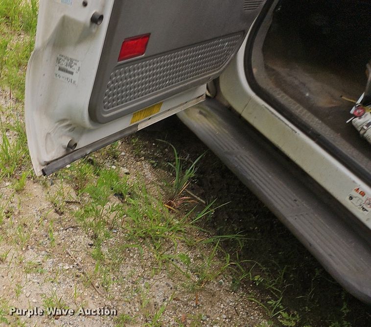 image for item OJ9795 2005 Ford F550 XL flatbed truck