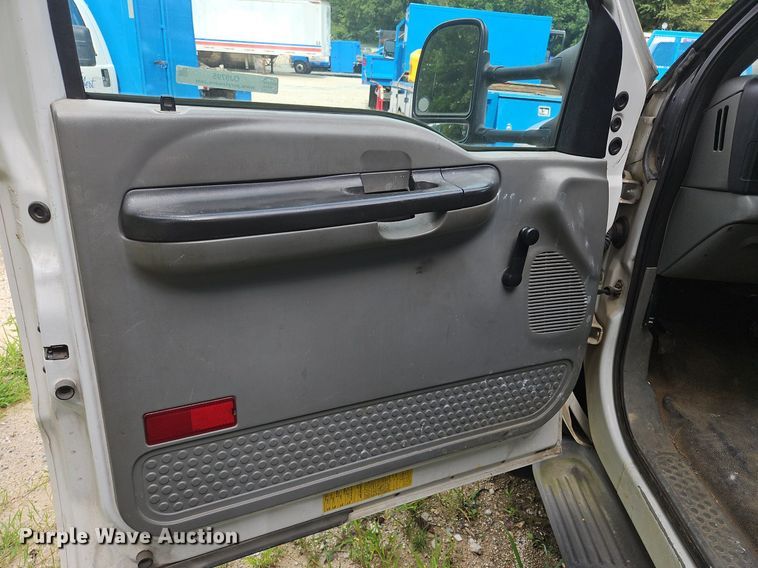 image for item OJ9795 2005 Ford F550 XL flatbed truck