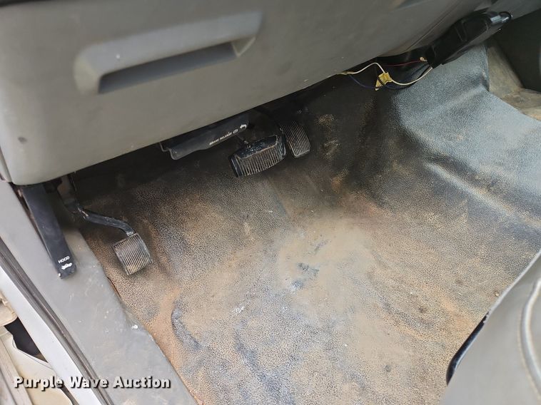 image for item OJ9795 2005 Ford F550 XL flatbed truck