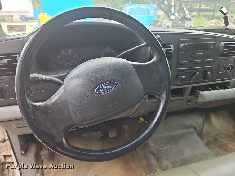 image for item OJ9795 2005 Ford F550 XL flatbed truck