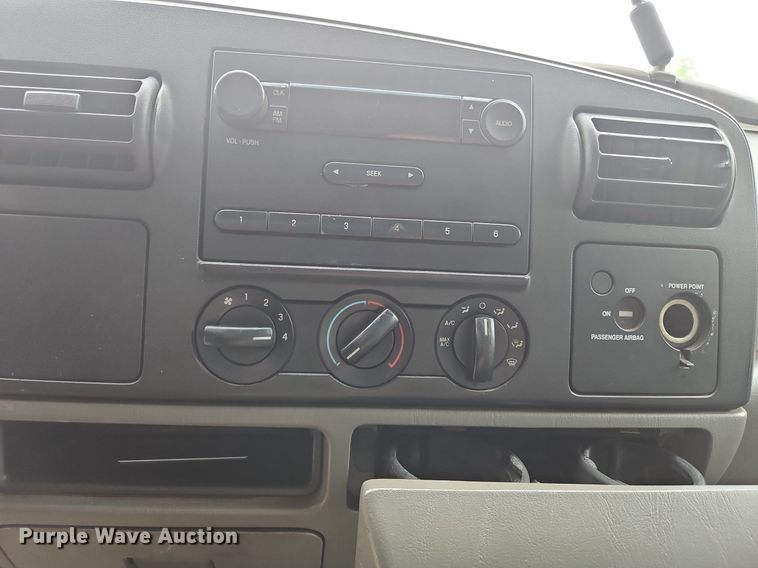 image for item OJ9795 2005 Ford F550 XL flatbed truck