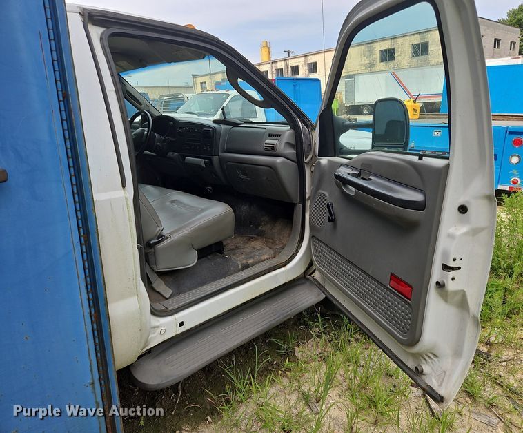 image for item OJ9795 2005 Ford F550 XL flatbed truck