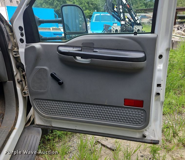 image for item OJ9795 2005 Ford F550 XL flatbed truck