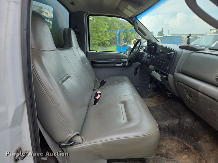 image for item OJ9795 2005 Ford F550 XL flatbed truck