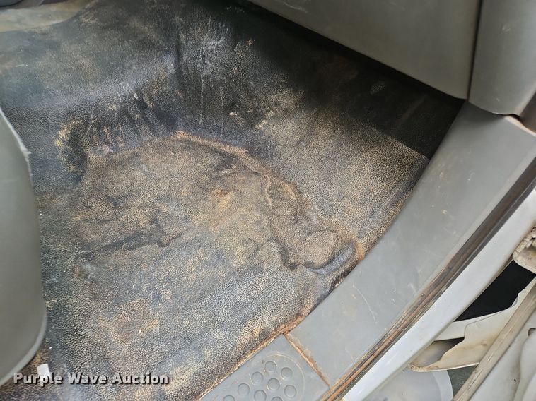 image for item OJ9795 2005 Ford F550 XL flatbed truck