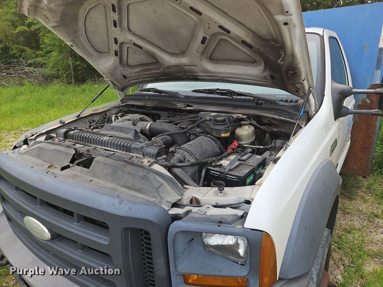 image for item OJ9795 2005 Ford F550 XL flatbed truck