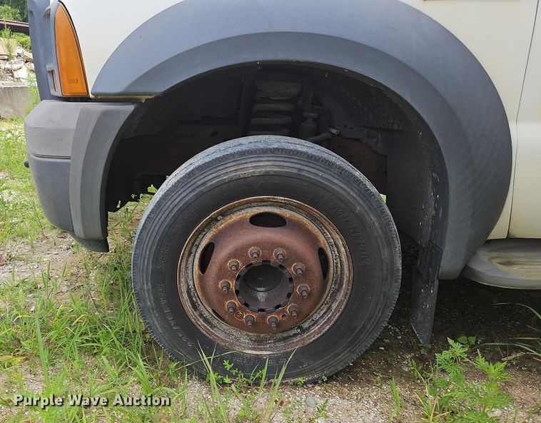 image for item OJ9795 2005 Ford F550 XL flatbed truck