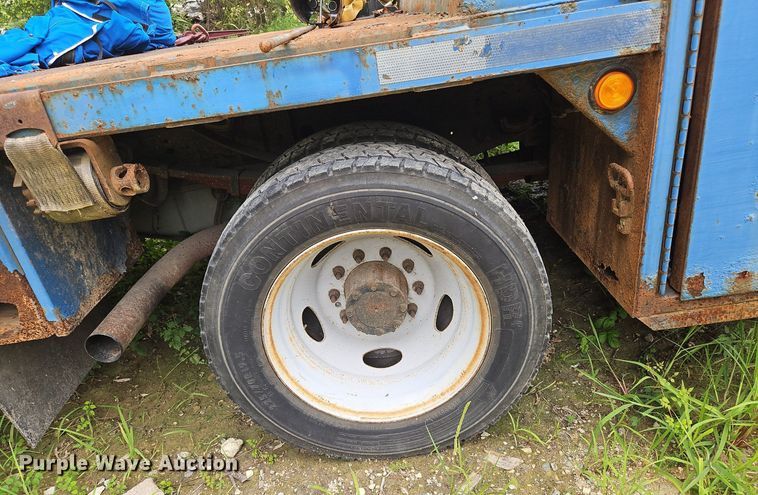 image for item OJ9795 2005 Ford F550 XL flatbed truck