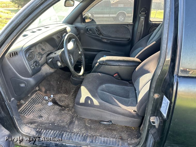 image for item OM9604 1998 Dodge Dakota Sport Club Cab pickup truck