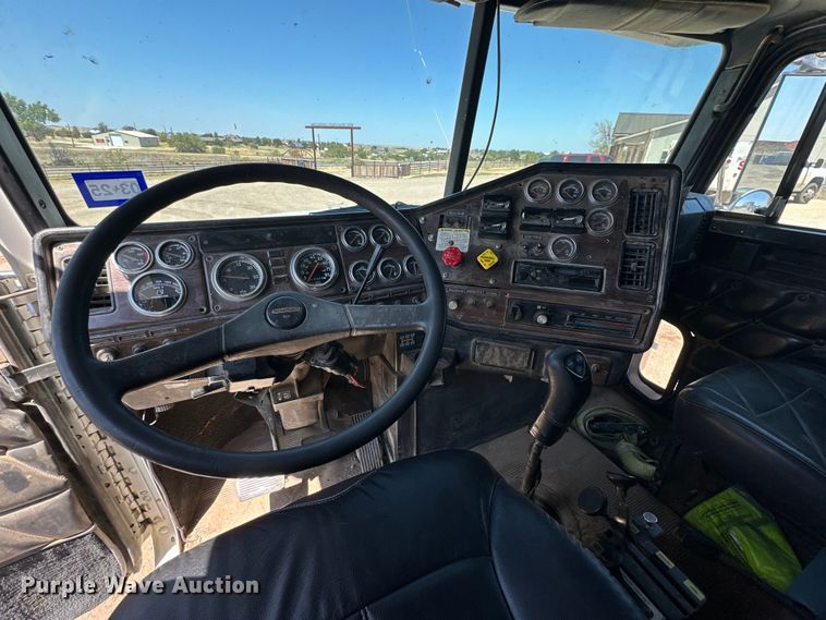 image for item DG4469 1999 Freightliner  FLD dump truck