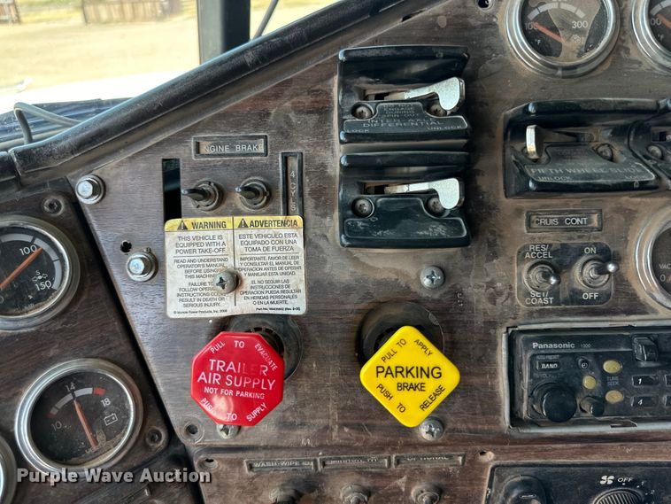 image for item DG4469 1999 Freightliner  FLD dump truck